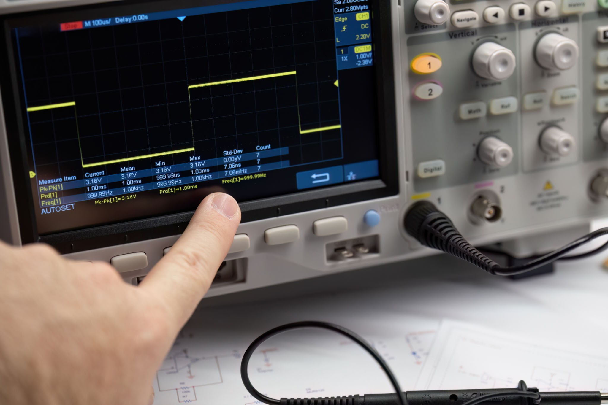 Oscilloscope Inspection and Troubleshooting of Industrial-Grade LCD Drive Timing Signals